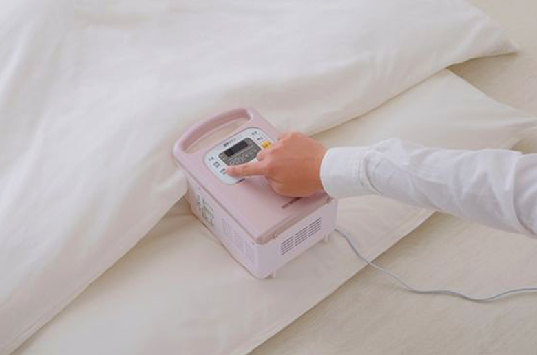 コンパクトなのにパワフル!
温風でふとんをあたため、湿気をカラッと飛ばしてくれる