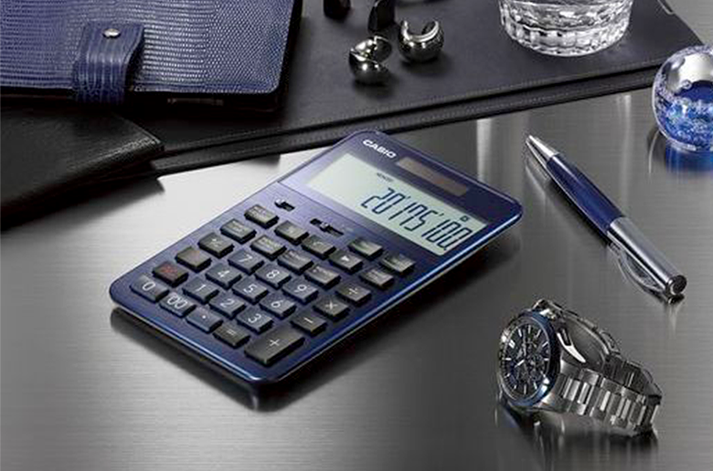 業界初!
両面ARコート・ディスプレイウインドウ&FSTN液晶で
様々な光源下でも数字や情報を鮮明に表示