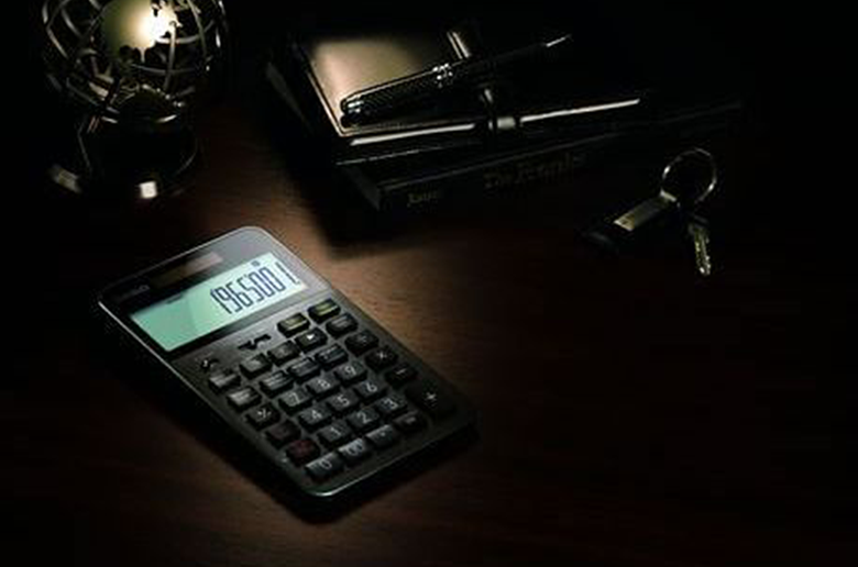 業界初!
両面ARコート・ディスプレイウインドウ&FSTN液晶で
様々な光源下でも数字や情報を鮮明に表示