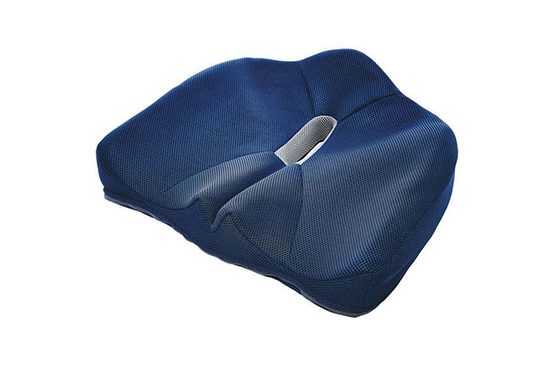 立体的な座面で骨盤を立て正しい姿勢に
腰にかかる負担を軽減