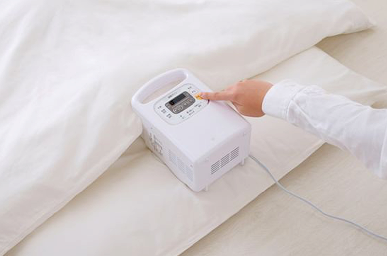 コンパクトなのにパワフル!
温風でふとんをあたため、湿気をカラッと飛ばしてくれる
