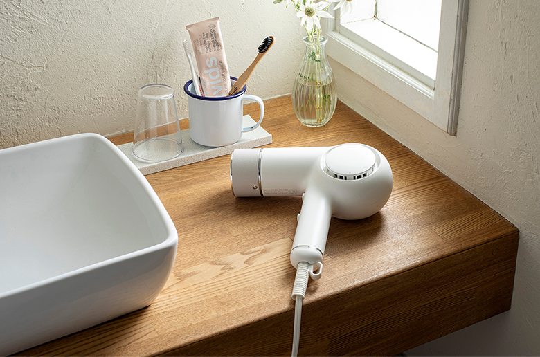 日本古来の知恵に着目
低温度・低風量で髪を守り優しく乾かす