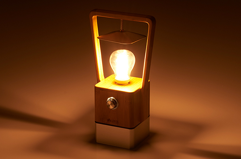 ロウソクのようにゆらめく灯り
竹が香るナチュラルLEDランタン
パワーバンク機能装備! USB充電式!