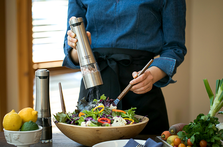 ワンハンドで手早く料理の味を調え
テーブルもスタイリッシュに演出します