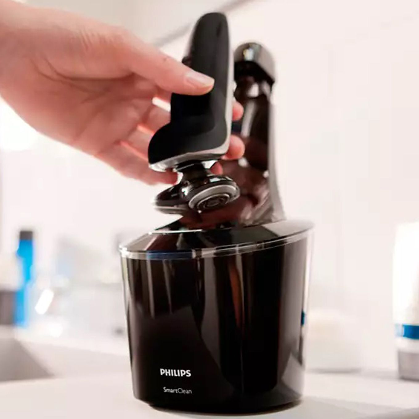 グリーン住宅ポイントウェット&ドライ電気シェーバー S9000(回転刃/自動洗浄/国内・海外対応)S9781/31イメージ