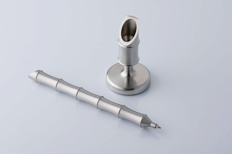 ステンレスを一本づつ削り出し加工
職人の技術が駆使された製品