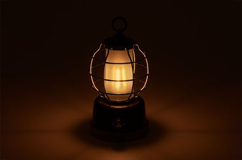 ロウソクのようにゆらめく灯り
クラシカルモダンな LEDランタン