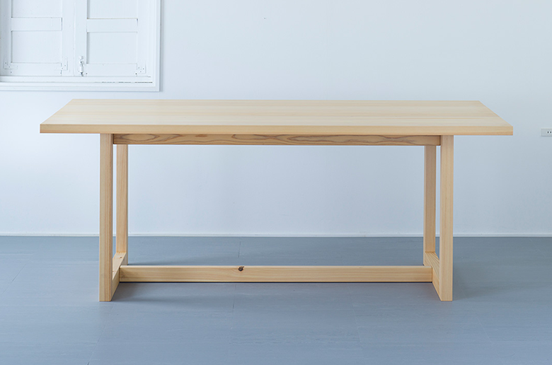 軽量ながら無垢材の良さが感じられる
ダイニングテーブル