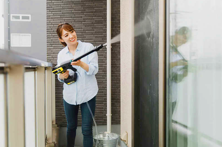 コードレスで片手で簡単に持てる
モバイル高圧洗浄機