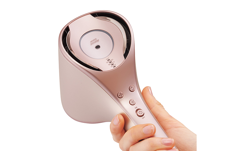 速く、やさしく乾かす風で
髪のキレイをかなえる、このカタチ