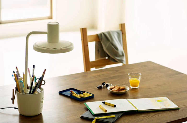 独自の光拡散技術により
目線の先に影を作らないデスクライト