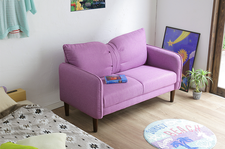 リボンをあしらったポップなデザインで
コンパクトなサイズ感が魅力