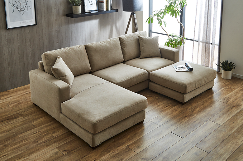 ゆったりくつろぐ事のできるワイドサイズ
オットマン付きでより贅沢なくつろぎ空間に