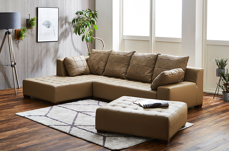 イタリア社製の本革を使用した高品質ソファ
オットマン付きでより贅沢なくつろぎ空間に