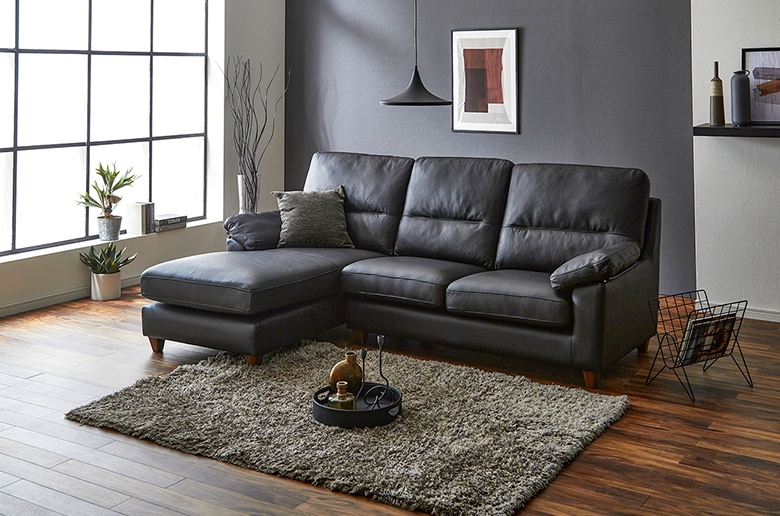 3人座ってもゆったりくつろげる
イタリア社製の本革を使用した高品質ソファ