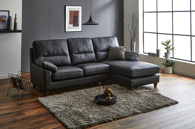 3人座ってもゆったりくつろげる
イタリア社製の本革を使用した高品質ソファ