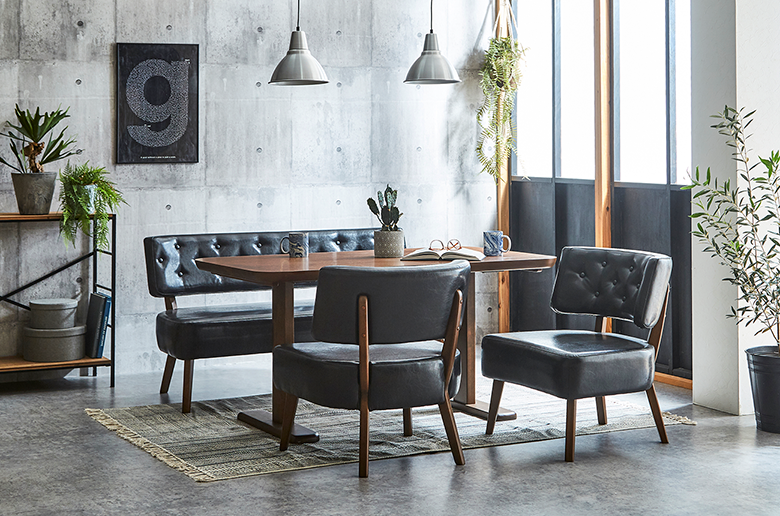 美しい木目のウォールナット材を使用
クラシカルなデザインが印象的