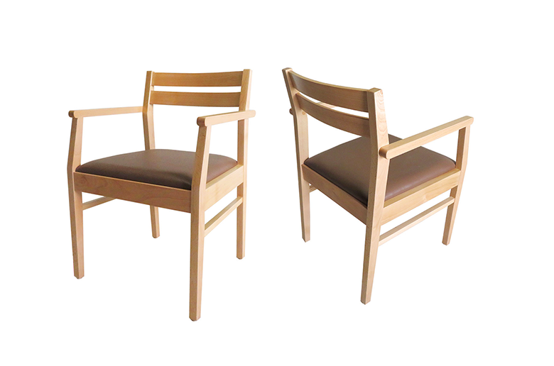 細身のフレームで握りやすい
オーソドックスなデザインの木製チェア