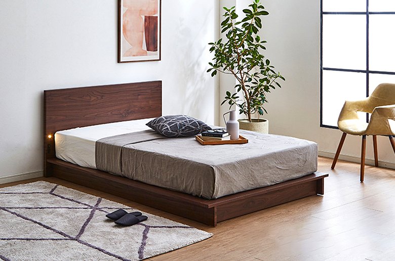 ナチュラルで落ち着いた印象のデザイン
便利なコンセントとLEDライト付き