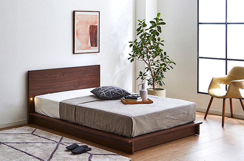 ナチュラルで落ち着いた印象のデザイン
便利なコンセントとLEDライト付き