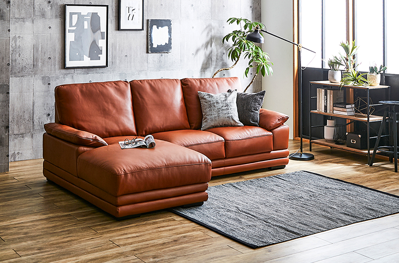 大判のイタリアンレザーを贅沢に使用
重厚感ある高級カウチソファ