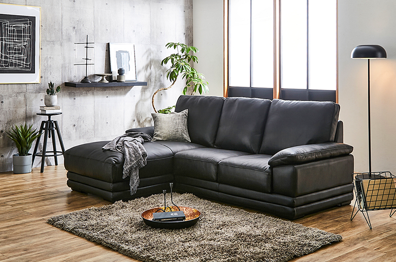 大判のイタリアンレザーを贅沢に使用
重厚感ある高級カウチソファ