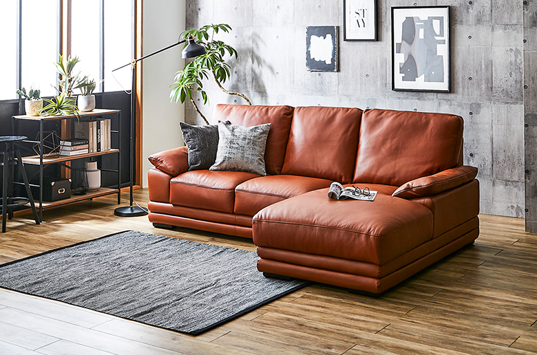 大判のイタリアンレザーを贅沢に使用
重厚感ある高級カウチソファ