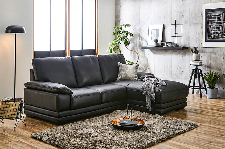 大判のイタリアンレザーを贅沢に使用
重厚感ある高級カウチソファ