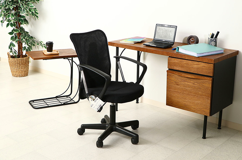 背面のメッシュ素材でムレを軽減
さらにランバーサポート付きで腰への負担を和らげる