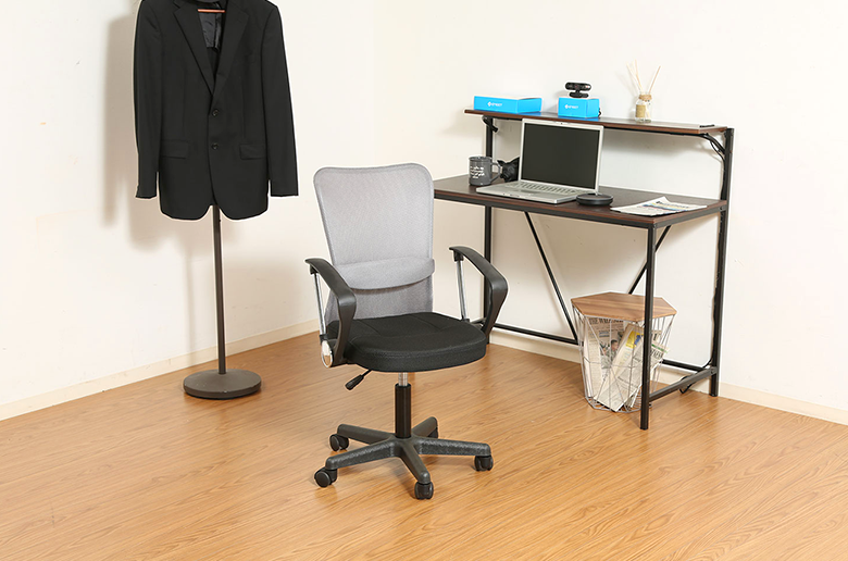 背面のメッシュ素材でムレを軽減
さらにランバーサポート付きで腰への負担を和らげる