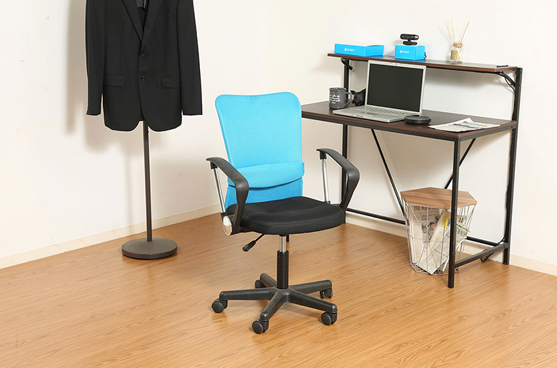 背面のメッシュ素材でムレを軽減
さらにランバーサポート付きで腰への負担を和らげる