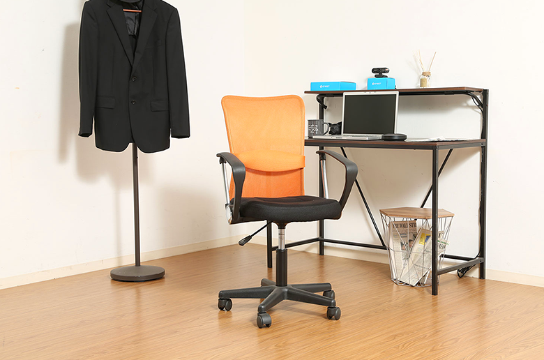 背面のメッシュ素材でムレを軽減
さらにランバーサポート付きで腰への負担を和らげる