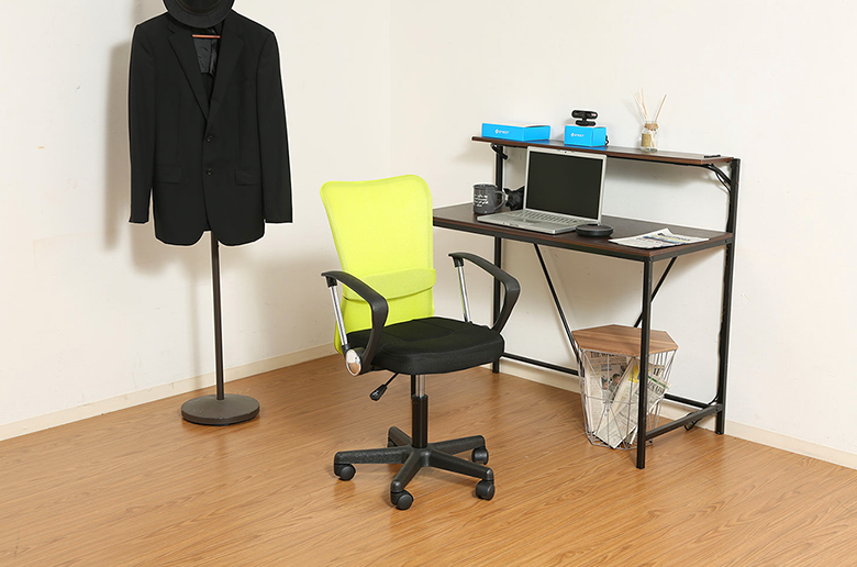 背面のメッシュ素材でムレを軽減
さらにランバーサポート付きで腰への負担を和らげる