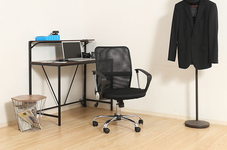 きれいな姿勢を保ち、腰への負担が軽く
背面はメッシュ素材でムレも軽減