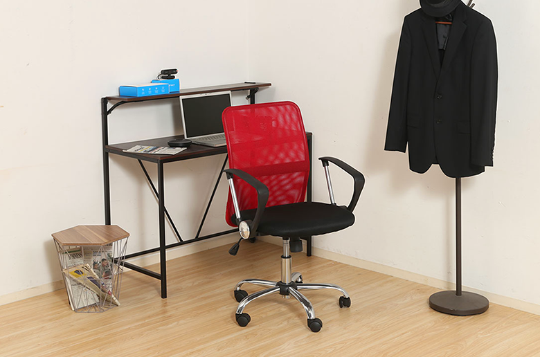 きれいな姿勢を保ち、腰への負担が軽く
背面はメッシュ素材でムレも軽減