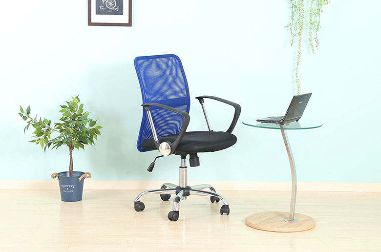 きれいな姿勢を保ち、腰への負担が軽く
背面はメッシュ素材でムレも軽減