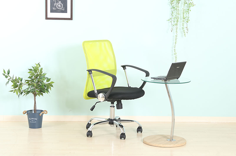 きれいな姿勢を保ち、腰への負担が軽く
背面はメッシュ素材でムレも軽減