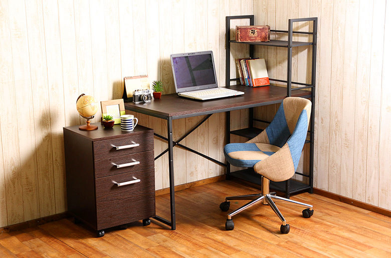 収納力抜群!
スタイリッシュな雰囲気のワーキングデスク