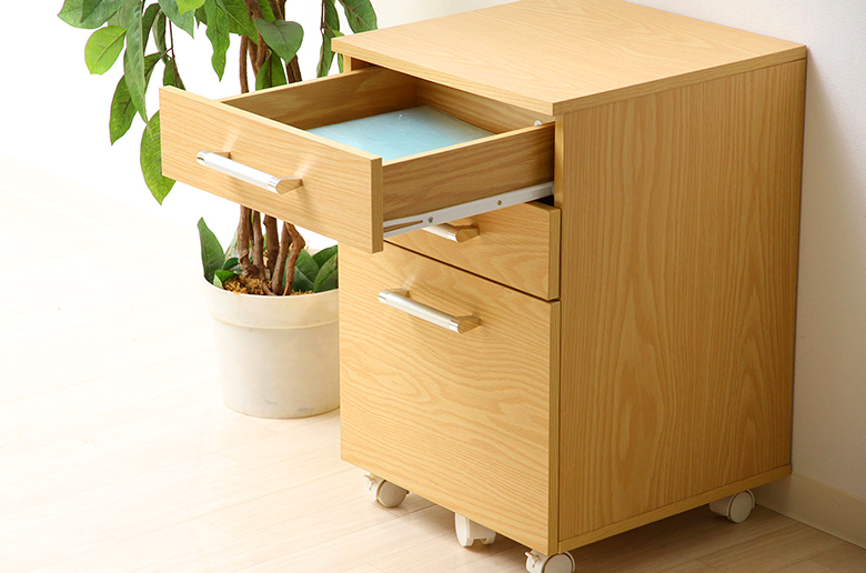 省スペースなデスク周りでも収まりやすいサイズ
落ちつた木目調のサイドチェスト