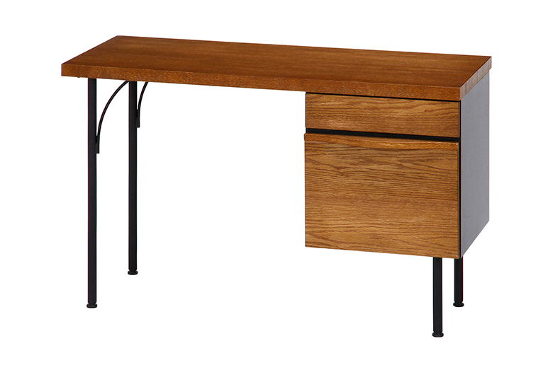 引き出し2杯付きで、
机上もスッキリと整理