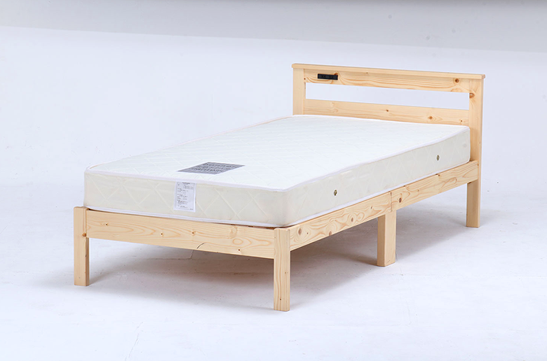 お部屋に優しい印象を与える
天然木を使用したシングルベッド