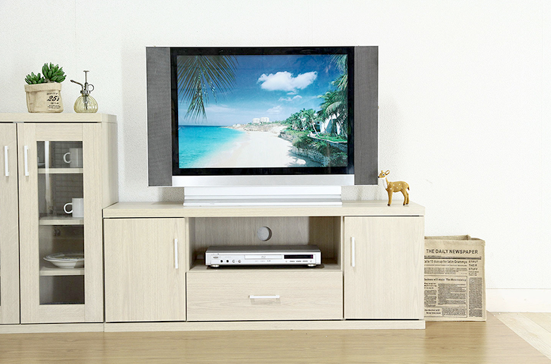 シンプルなデザインのローボード
背面のコード穴は配線をまとめるのに便利!