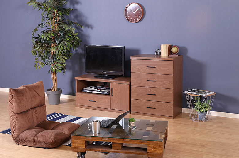 シンプルなデザインのローボード
背面のコード穴は配線をまとめるのに便利!