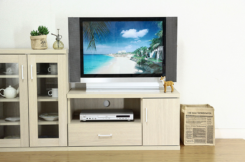 シンプルなデザインのローボード
背面のコード穴は配線をまとめるのに便利!