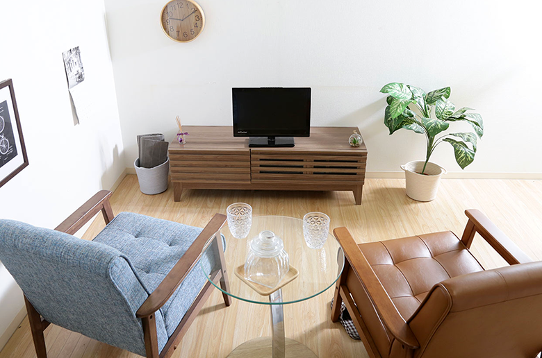 本やDVDなどの収納できる引き出し付き
背面のコード穴は配線をまとめるのに便利!