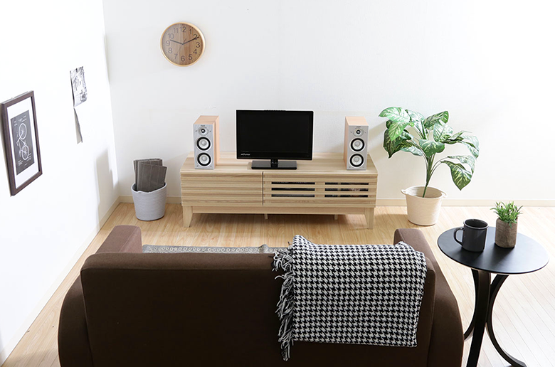 本やDVDなどの収納できる引き出し付き
背面のコード穴は配線をまとめるのに便利!