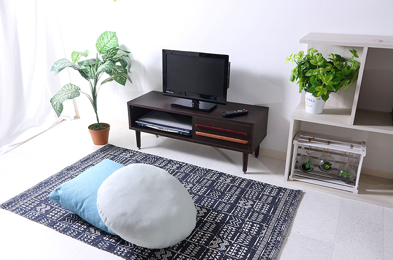 個室や一人暮らしにちょうど良いサイズ感
背面のコード穴は配線をまとめるのに便利!