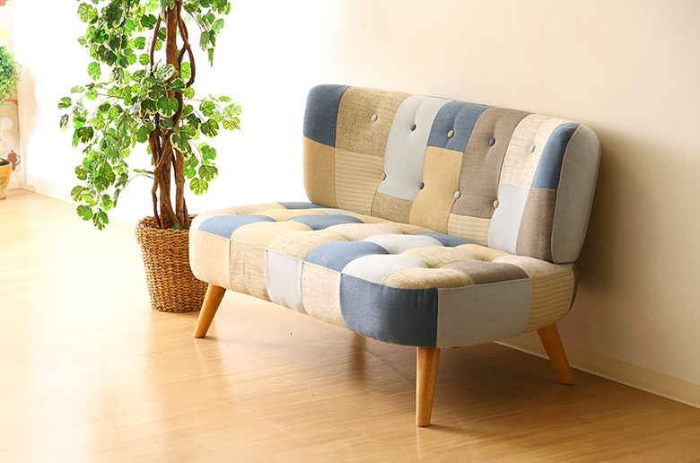 カラフルな生地を組み合わせた
パッチワークがとても可愛いコンパクトソファ