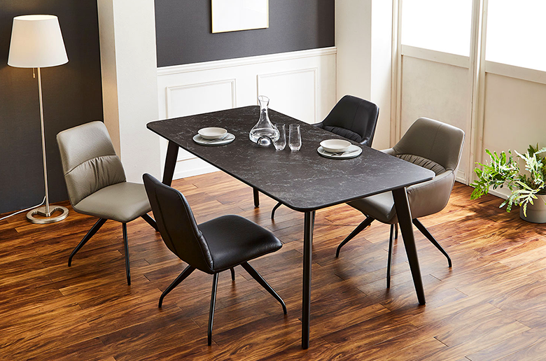 モダンでシックなデザインのダイニングセット
耐久・耐熱性が高い人気のセラミック天板