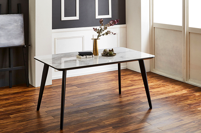 モダンでシックなデザインのダイニングテーブル
耐久・耐熱性が高い人気のセラミック天板